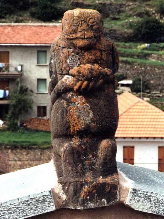 ESCULTURA SOBRE BRAZO NORTE DEL CRUCERO. FOTOGRAFA DE JUANA CORTS, GUA DE SIRESA